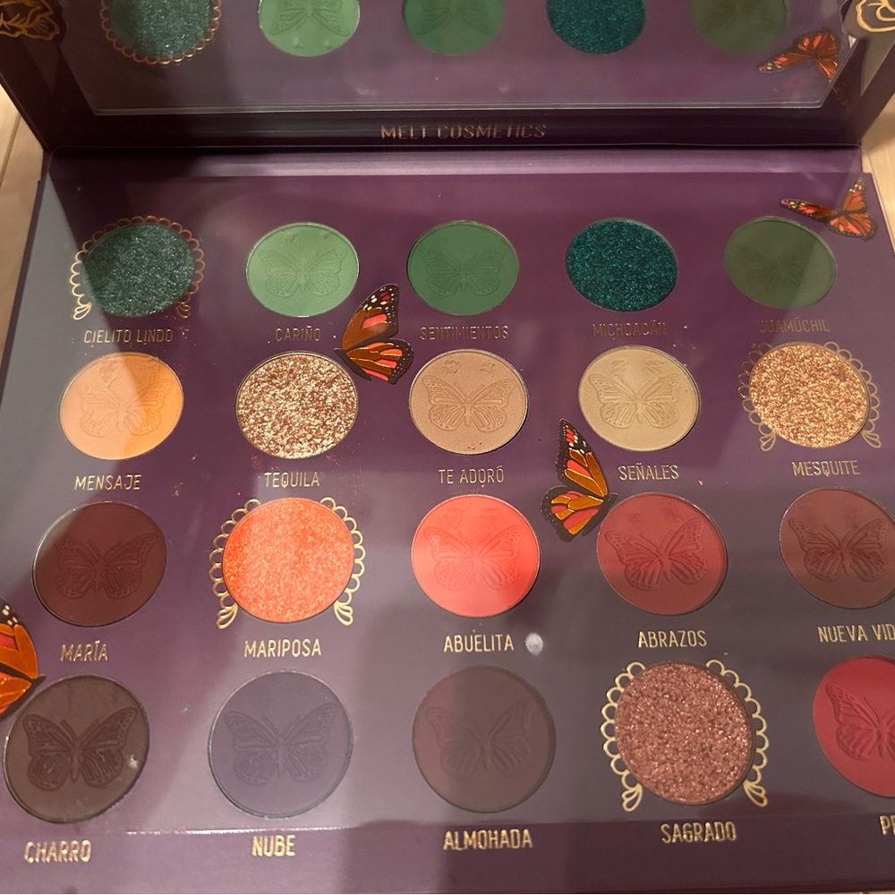 MELT COSMETICS
Amor y Mariposas Pressed
Pigment Eyeshadow Palette